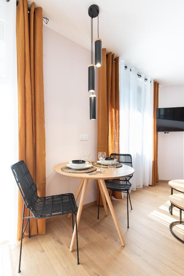 Seasons - Etienne - La Terrasse Apartment